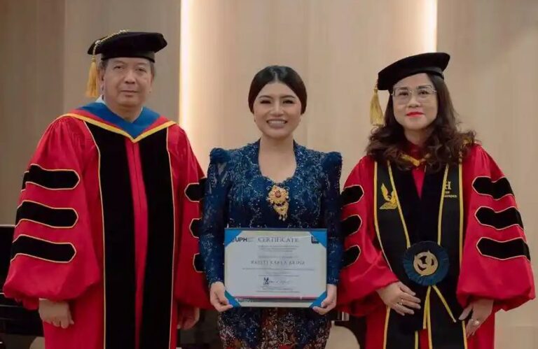 RAIH-GELAR-DOKTOR-Kristi-Karla-Arina-resmi-menyandang-gelar-Doktor-Manajemen-8989